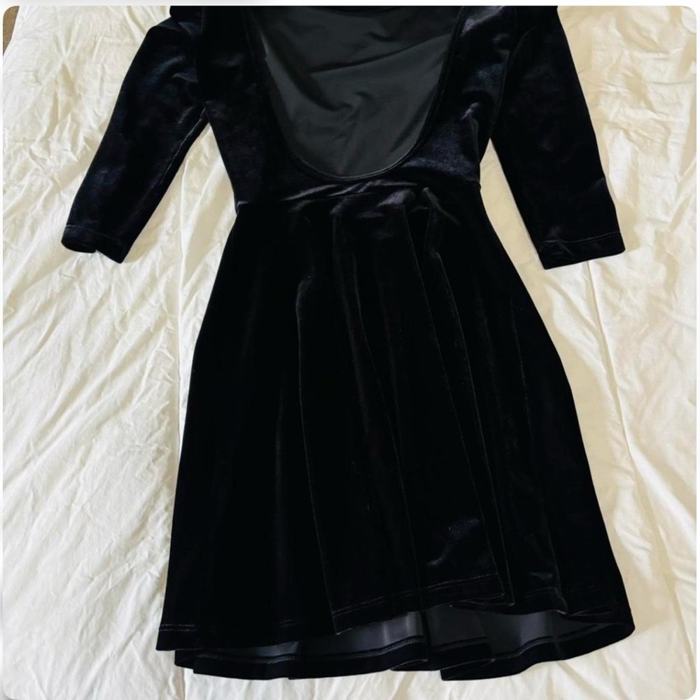 Elegant Black Velvet Dress - Picture 2 of 14